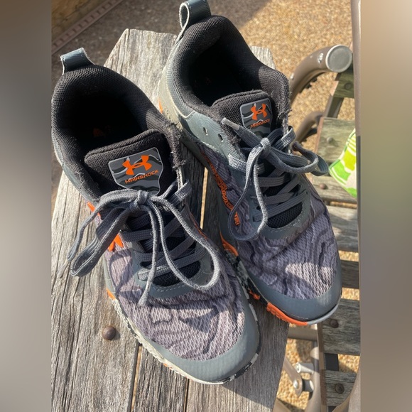 Under Armour sneakers /sz5 youth /orange & grey - Picture 8 of 8